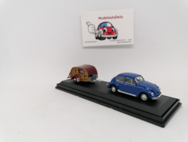 Volkswagen beetle met caravan
