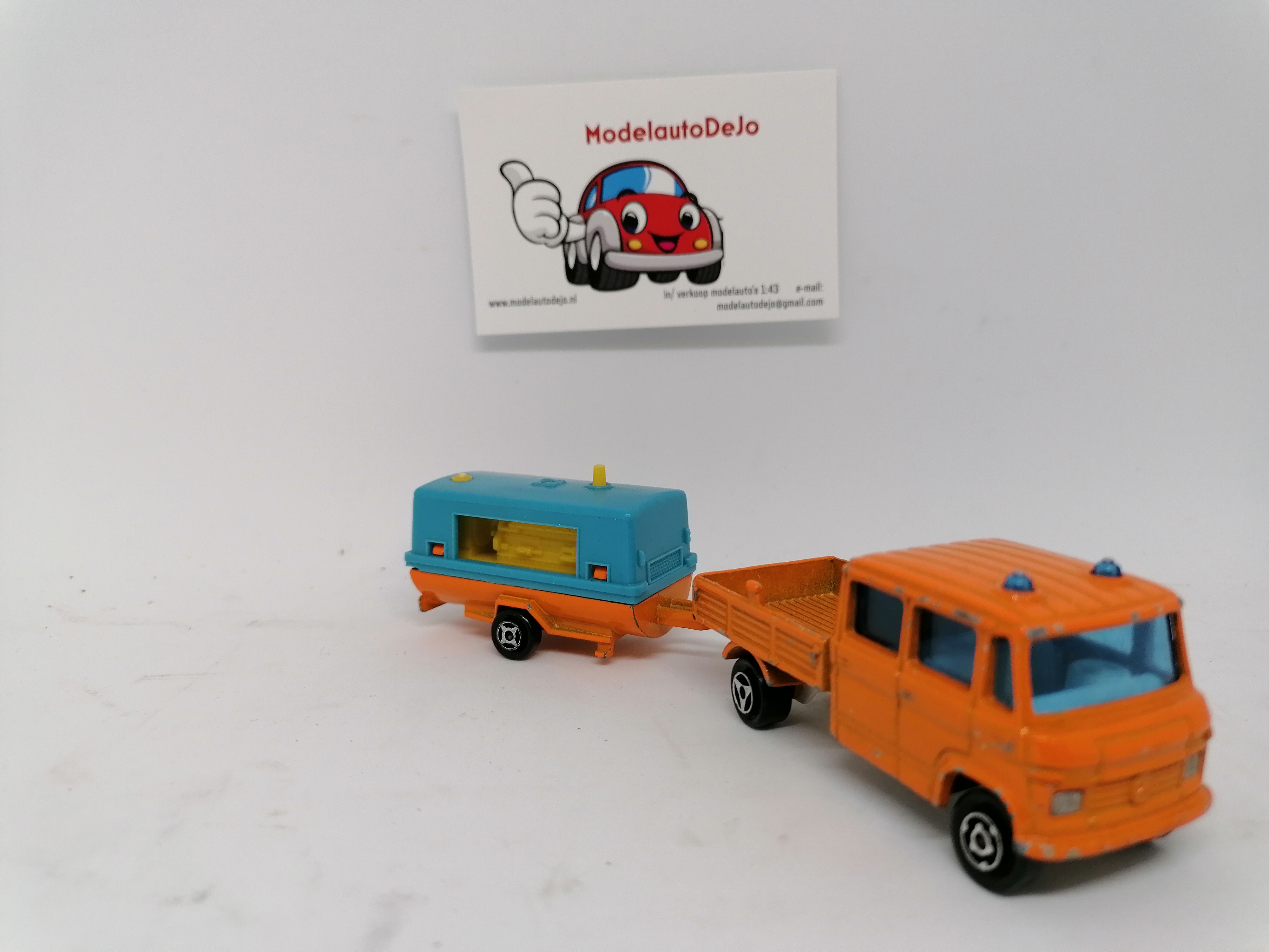Mercedes Trax publics oranje met compressor
