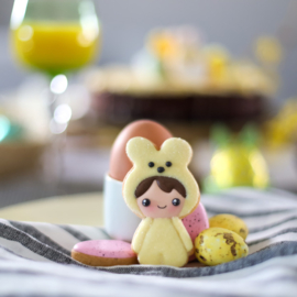 Kind in bunny pak cookie cutter