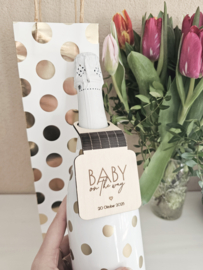 Wijn label hanger ~ Baby on the way ~ datum