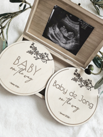 Houten Schijf  Kersenbloesem Baby on the way ~ Naam & Datum