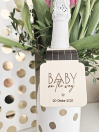 Wijn label hanger ~ Baby on the way ~ datum