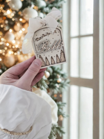 Houten Kerstbalornament arrenslee ~ Naam