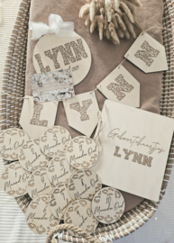 Bewaarbundel geboortekaartjes Letters Panterprint