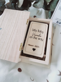 Houten Aankondigings Boek met Kaartje Little Baby (naam) on the way