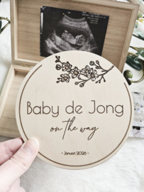 Houten Schijf  Kersenbloesem Baby on the way ~ Naam & Datum