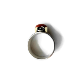 Ring met bladnerf-textuur en rode jaspis