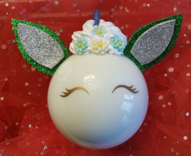 Unicorn kerstbal ( glanzend wit, groen/ cremé bloemetjes)