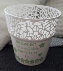 Wit plastic bloempot met groene tekst "groeien en bloeien"