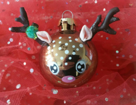Kerstbal hertje met bruin gewei / roze oortjes en groene pompon ( 5,7 cm)