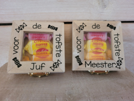 Houten vensterdoosje gevuld met toffees voor de tofste juf of meester ( 7 cm x 7 cm)