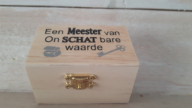 Houten kistje  on"SCHAT"bare meester ( 9 cm  x 6 cm  x 5 cm )