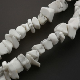 streng 80cm / chips edelsteen: howlite wit  p/streng