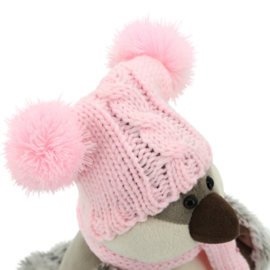 Musje met roze muts en sjaal