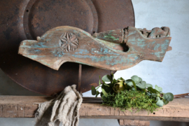 Oud houten ornament op statief