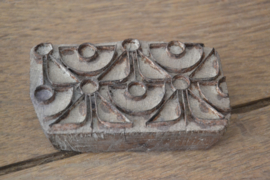 Oude houten Indische batik stempel met ijzeren motief / klein