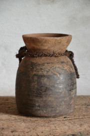 Oude houten nepalese kruik