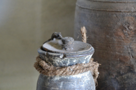 Origineel oud Nepalees waterkruikje met deksel
