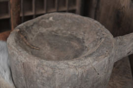 Oud houten potje met steel