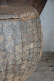 Authentieke oude pot met deksel
