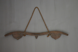 Oud houten ornament aan touw