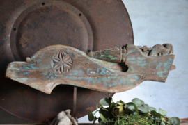 Oud houten ornament op statief