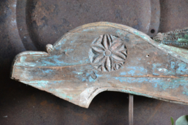 Oud houten ornament op statief