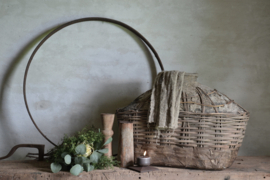 Set van 2 oude houten kandelaars