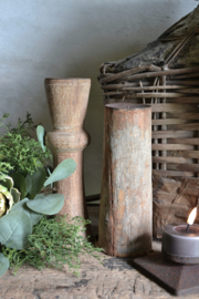 Set van 2 oude houten kandelaars