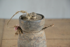 Originele oude Nepalese waterkruikjes met deksel