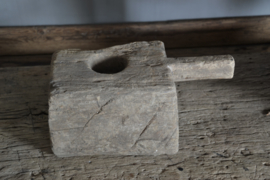 Oude authentieke vijzel met handvat