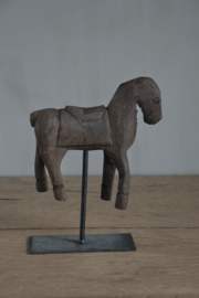 Authentiek oud houten paardje op ijzeren statief