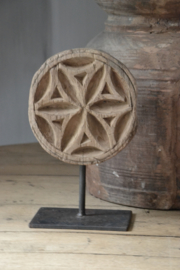 Houten mandala op statief