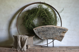 Oud ornament op statief