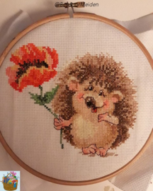 Borduurpakket Hedgehog with Poppy - Alisa