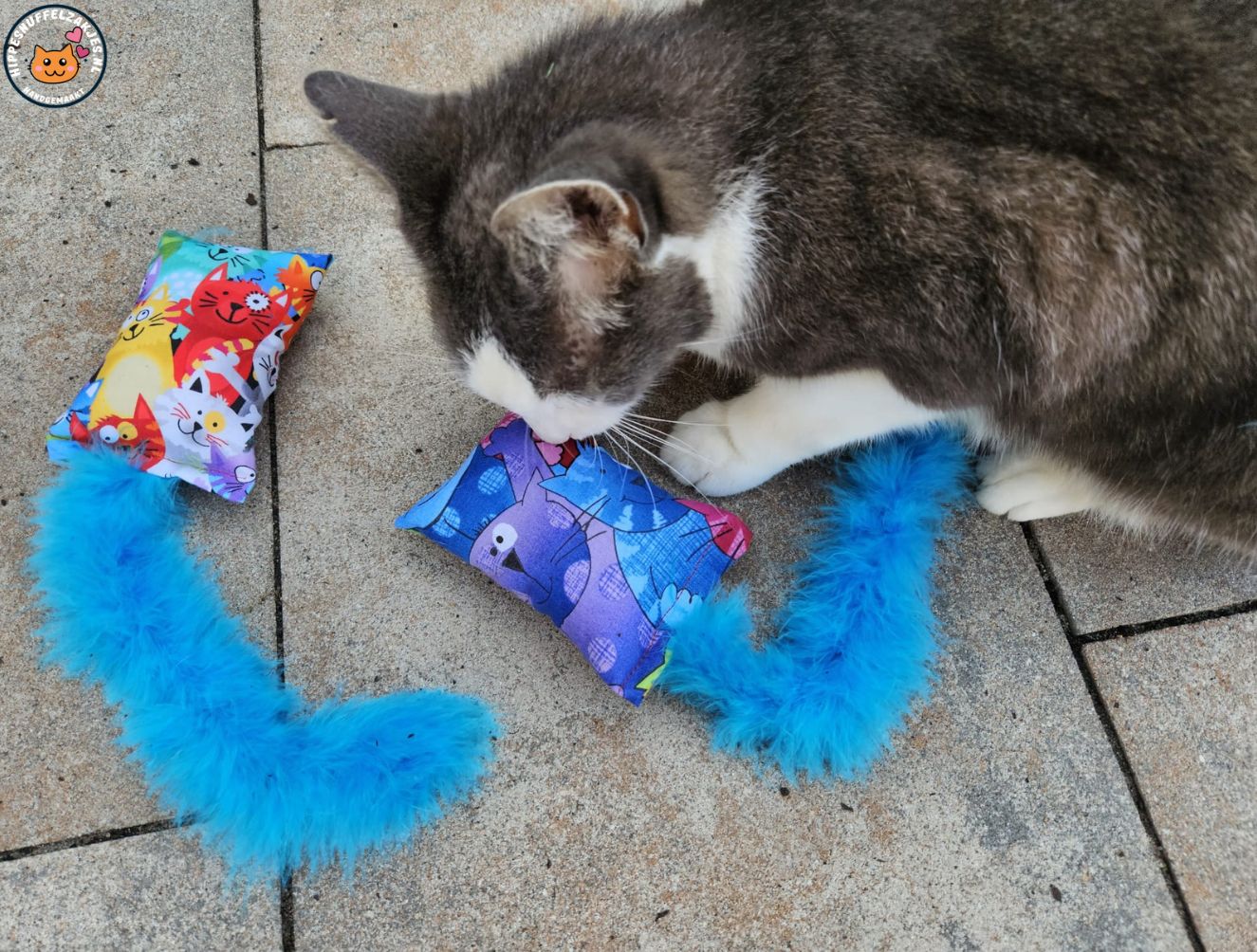 Snuffelzakje Geluid Vrolijke kat met blauwe staart  (gevuld met catnip, matatabi knisper)