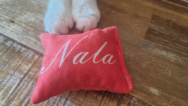Rood Snuffelzakje met de Naam Nala erop 😻