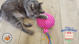 Snuffelballon Happy Birthday (roze) met lintjes, belletjes knisper (gevuld met catnip én valeriaan)