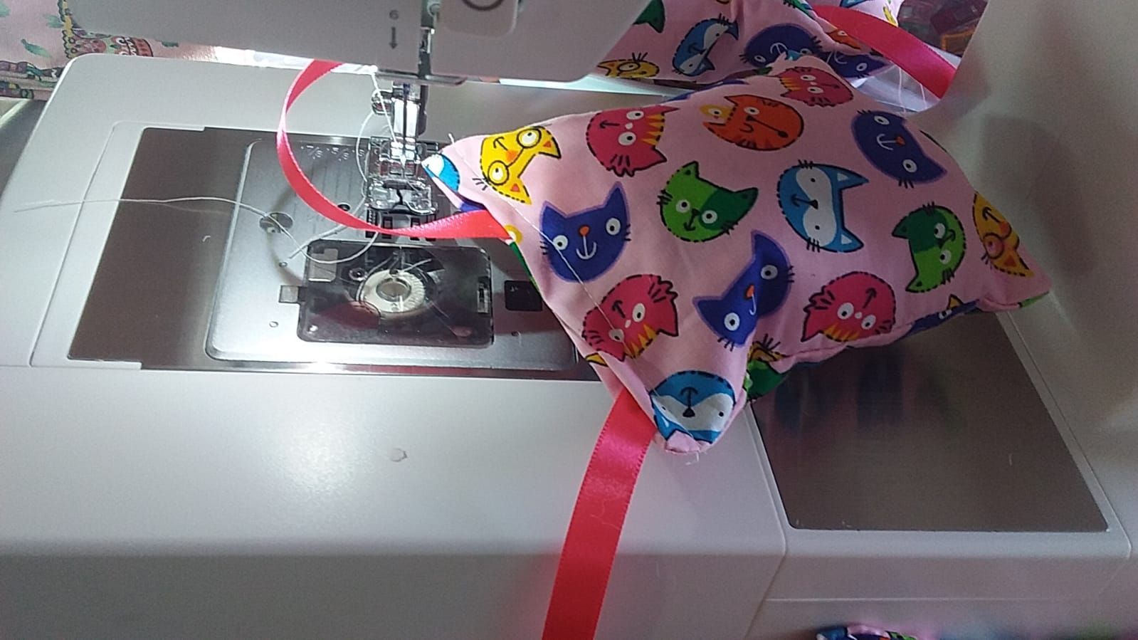 NIEUW/ Snuffelzakje Kat met roze lintjes  (gevuld met valeriaan)