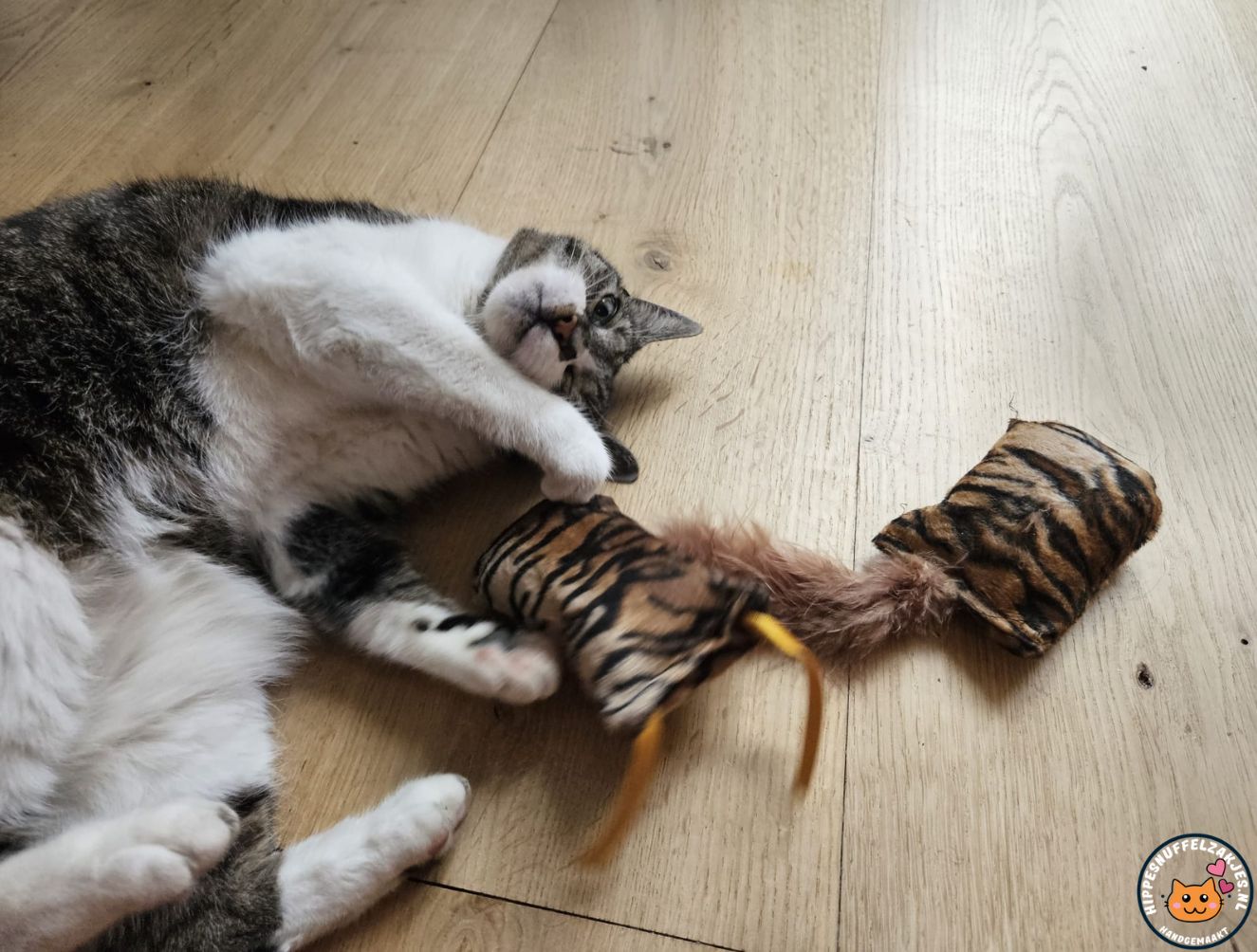 NIEUW/ 2deligeset Snuffelzakje s Wild animals met lintjes en staart (gevuld met catnip én valeriaan)