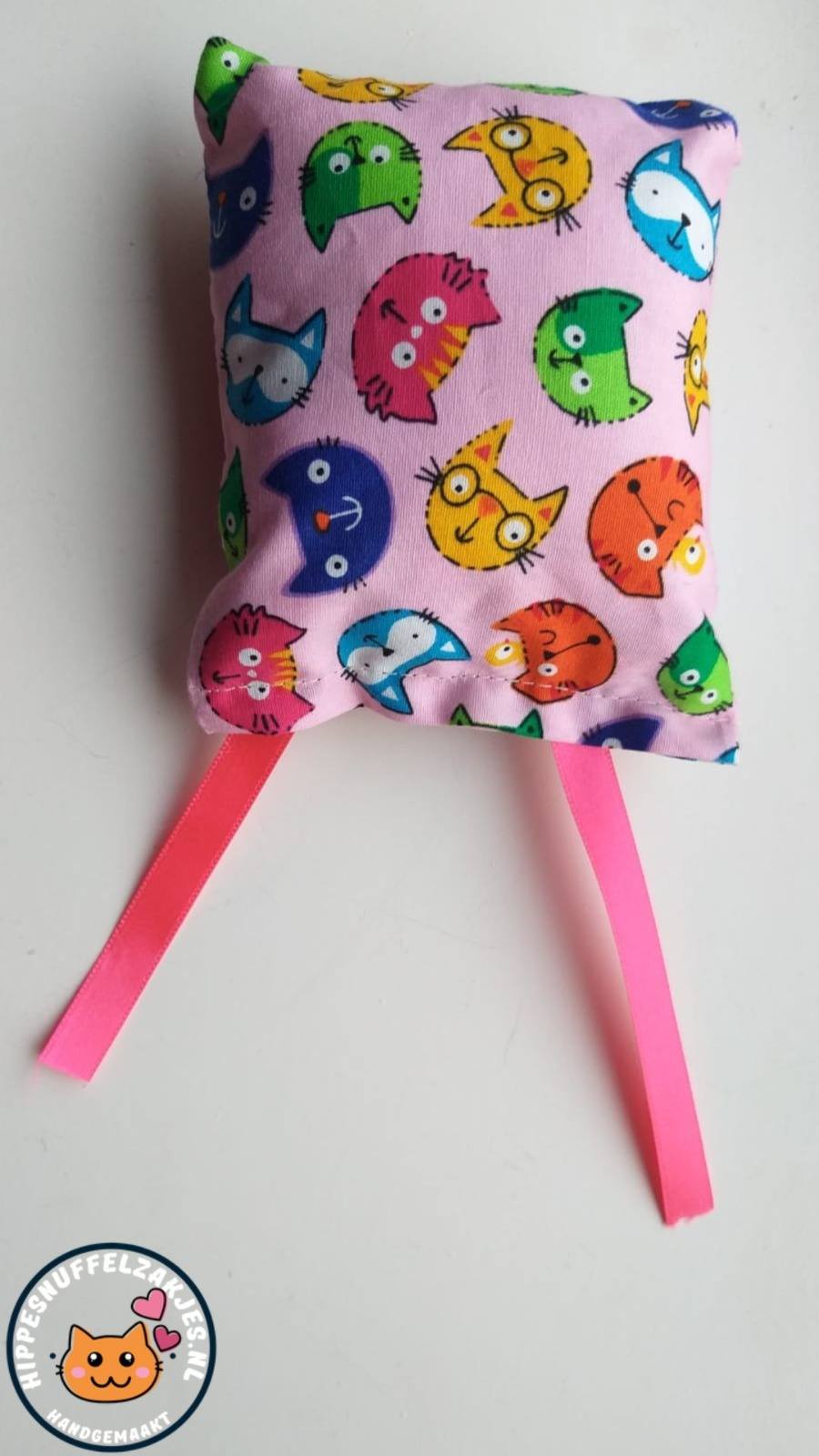 NIEUW/ Snuffelzakje Kat met roze lintjes  (gevuld met valeriaan)
