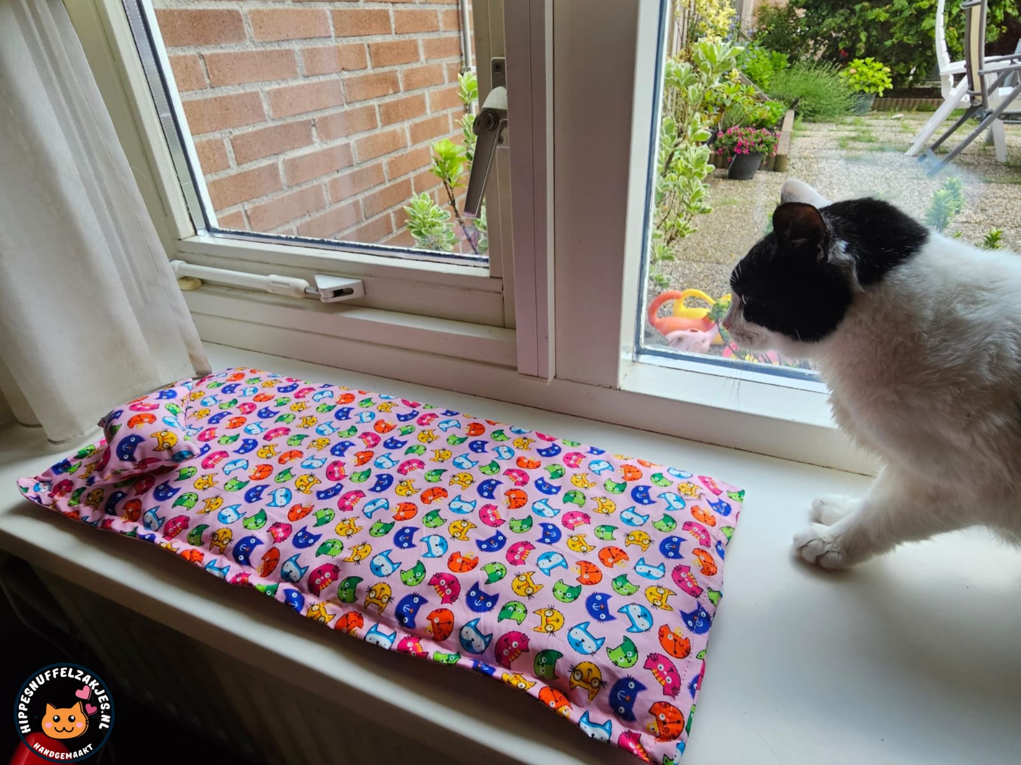 Vensterbankkussen Vrolijke kat 26x60 + bijpassend snuffelzakje (gevuld met catnip én valeriaan)