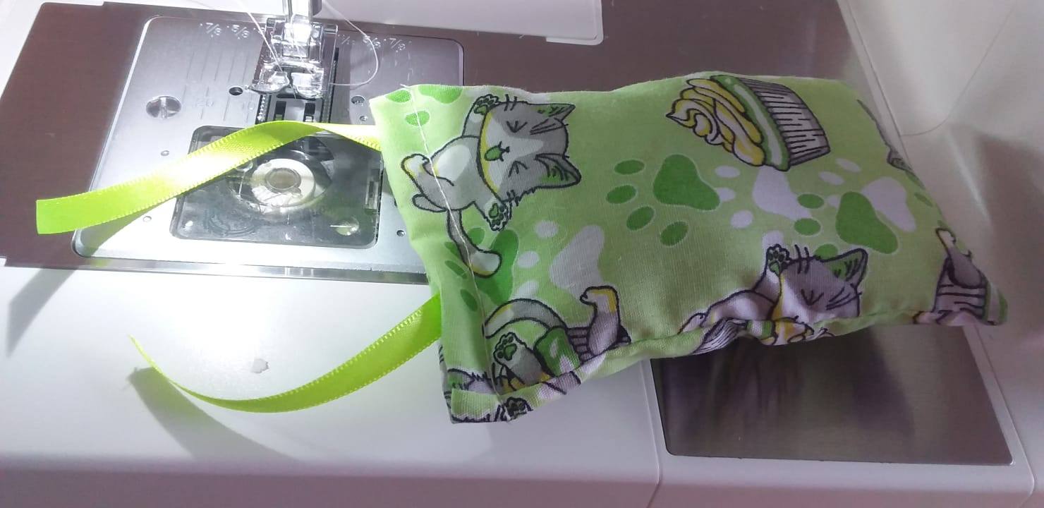 NIEUW/ Snuffelzakje Kat met groene lintjes  (gevuld met valeriaan)