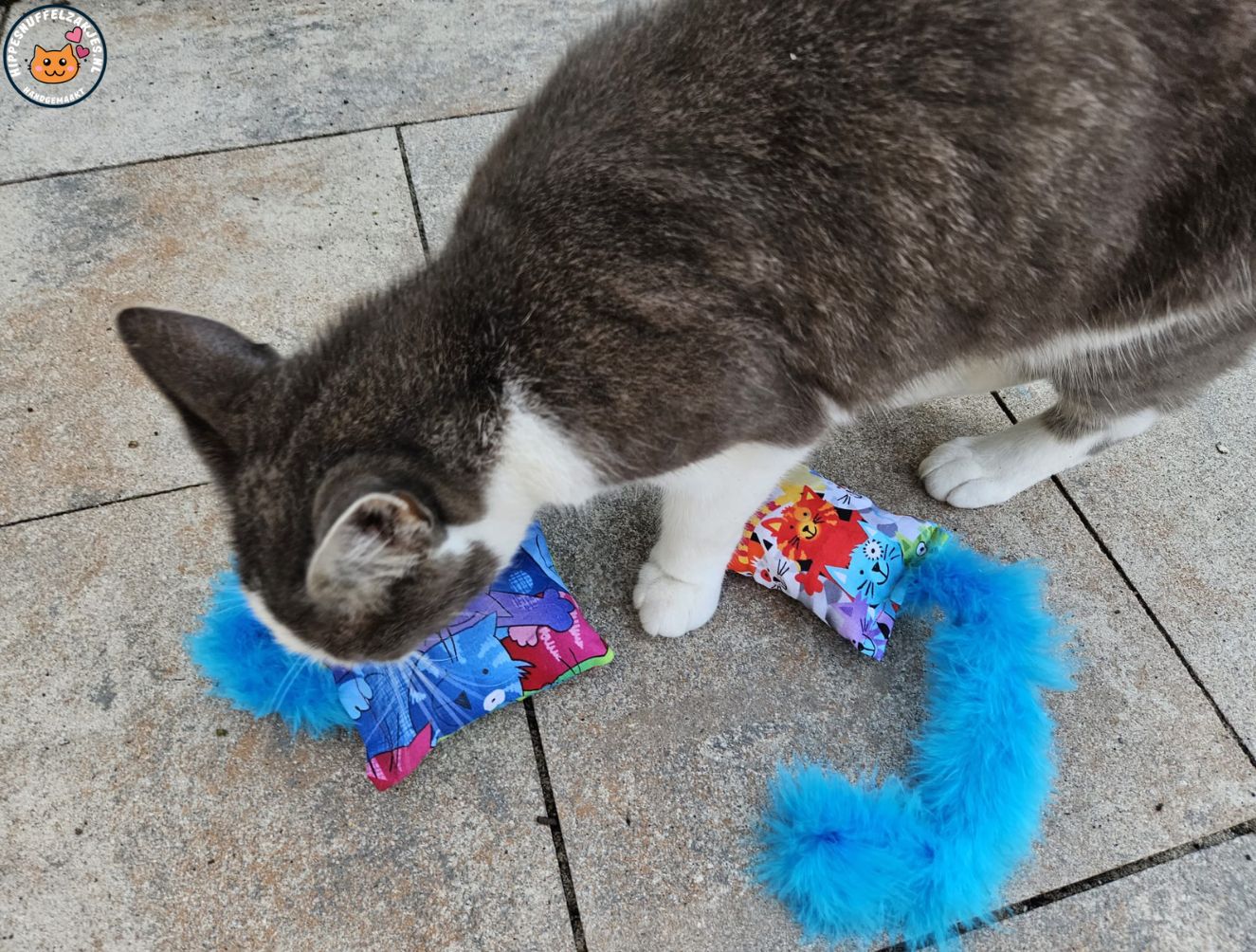 Snuffelzakje Geluid Vrolijke kat met blauwe staart  (gevuld met catnip, matatabi knisper)