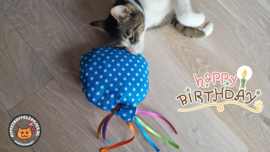 Snuffelballon Happy Birthday (blauwl) met lintjes, belletjes knisper (gevuld met catnip én valeriaan)