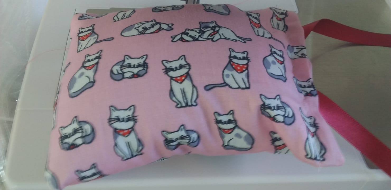 NIEUW/ Snuffelzakje Kat met roze lintjes  (gevuld met valeriaan)