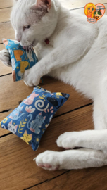 BEKEND VAN TIKTOK / Friemel– 2-delige snuffelzakjes set met catnip, valeriaan & matatabi (licht- en donkerblauw)