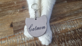 Handgemaakte Sleutelhanger – Kattenhoofd met Tekst "Catmom" (Taupe)