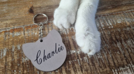 Handgemaakte Sleutelhanger – Kattenhoofd met Naam "Charlie" (Taupe)