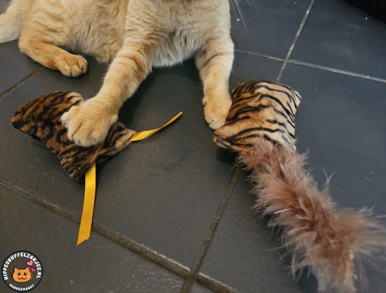 NIEUW/ 2deligeset Snuffelzakje s Wild animals met lintjes en staart (gevuld met valeriaan)